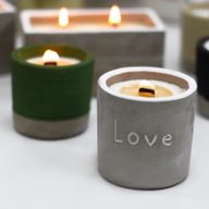 Bougie Béton Pot Moyen Love - Figue & Cassis
