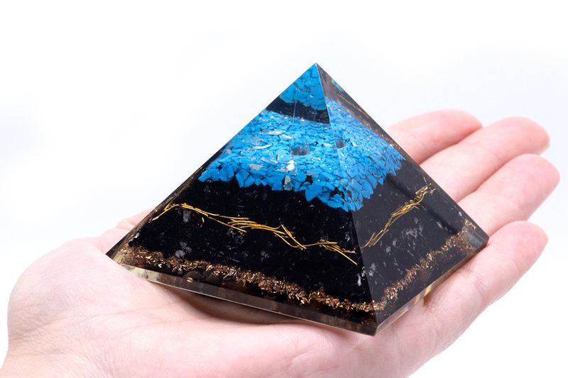 Pyramide Orgonite - Turquoise & Tourmaline Noire - 70mm