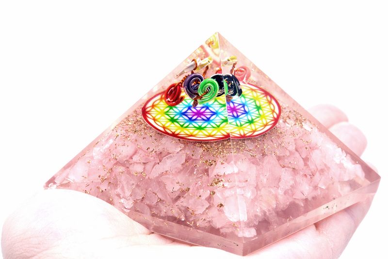 Pyramide Orgonite - Quartz Rose Arc-en ciel Verte Fleur de Vie - 70mm