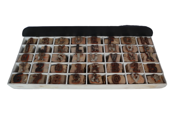 Lettres et Chiffres Rustique en Écorce - Présentoir de Démarrage 40 x 12 Petit 7cm