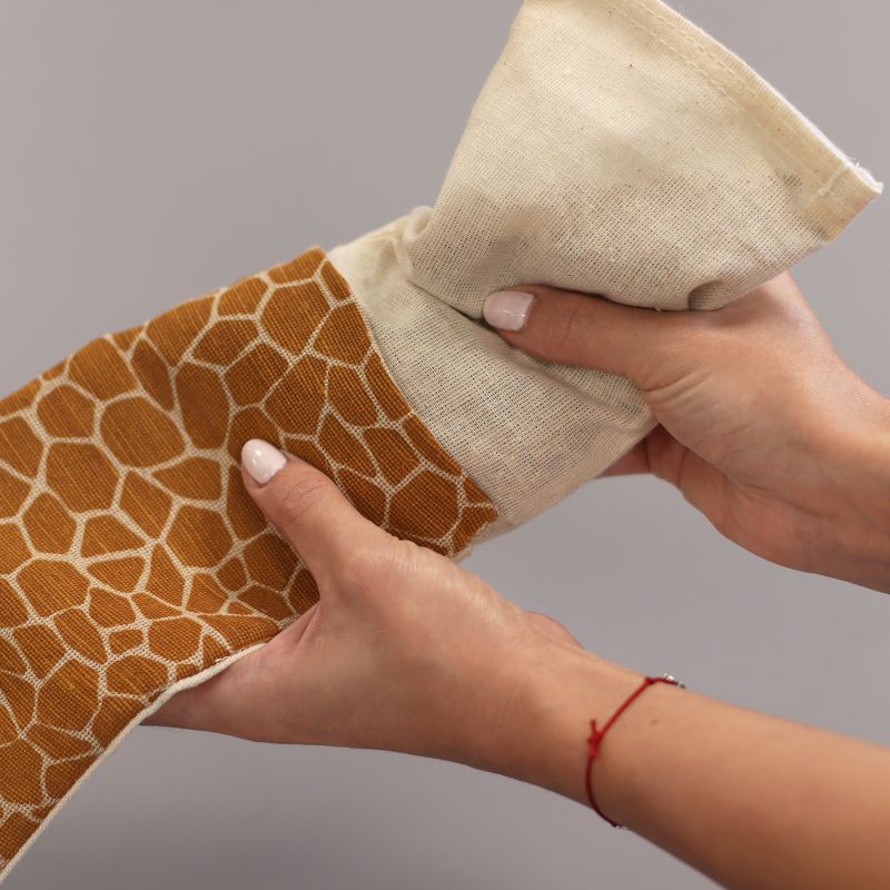 Coussin pour les yeux en coton naturel lavande et Juco dans une boîte cadeau - Girafe de Madagascar