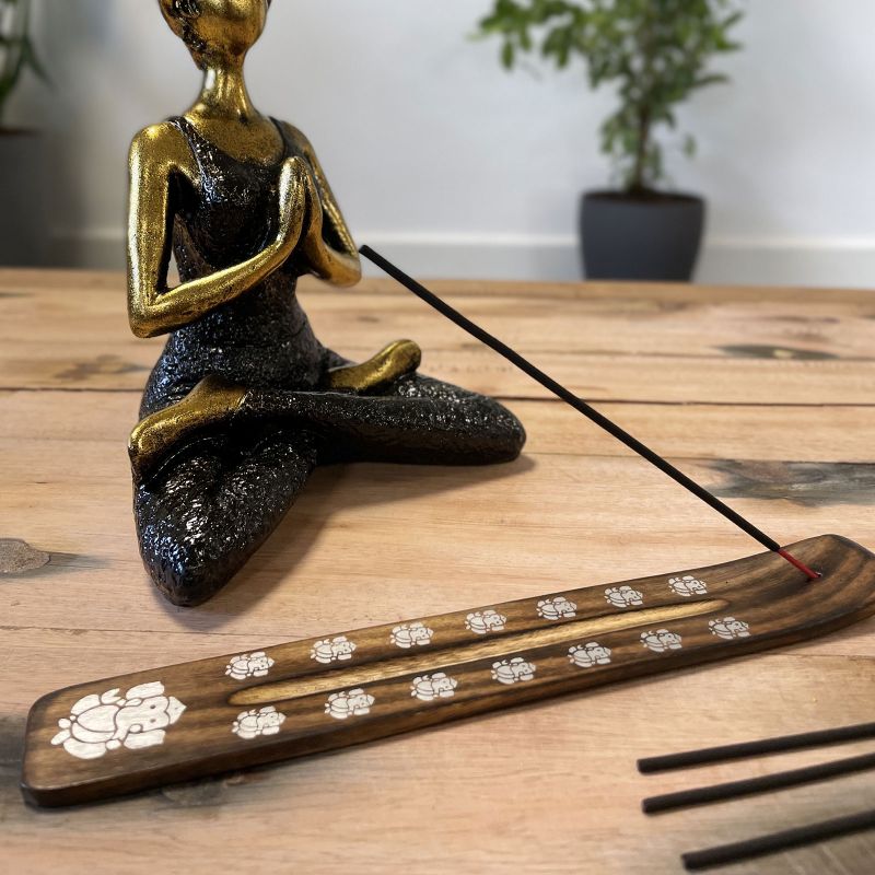 Porte-encens en Bois de Manguier Sculpté avec Finition Brûlée