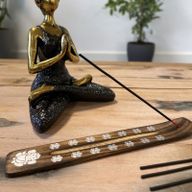 Porte-encens en Bois de Manguier Sculpté avec Finition Brûlée