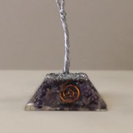 Arbre de pierres précieuses avec base en Orgonite - 80 pierres - Améthyste