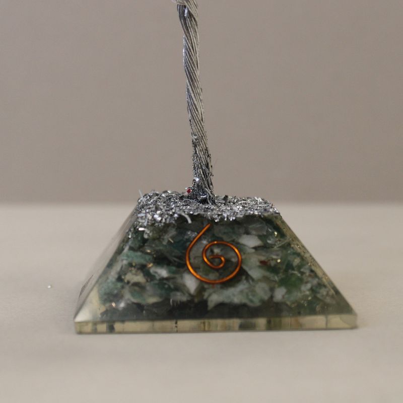 Arbre de pierres précieuses avec base en Orgonite - 80 pierres - Agate mousse