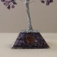 Arbre de pierres précieuses avec base en Orgonite - 160 pierres - Améthyste