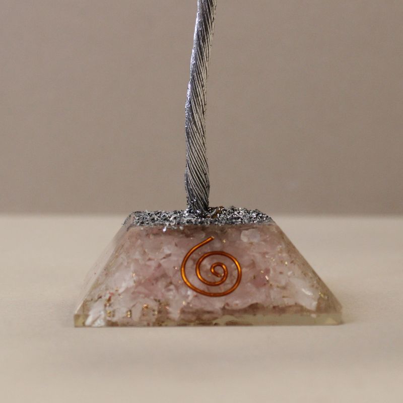 Arbre de pierres précieuses avec base en Orgonite - 160 pierres - Quartz rose