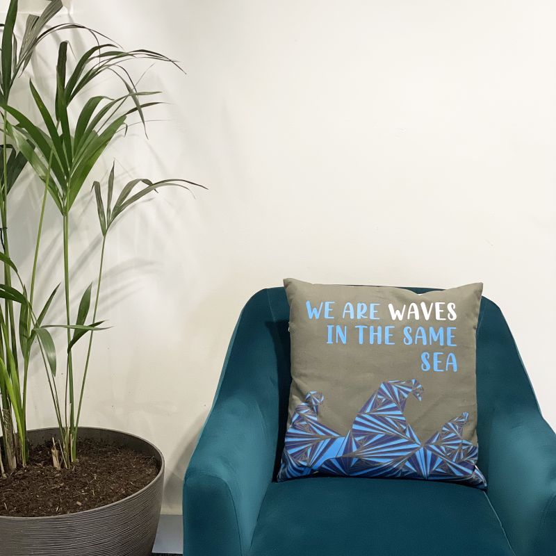 Housse de coussin en coton imprimé - We are Waves - Gris, bleu et naturel