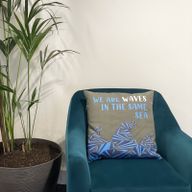 Housse de coussin en coton imprimé - We are Waves - Gris, bleu et naturel
