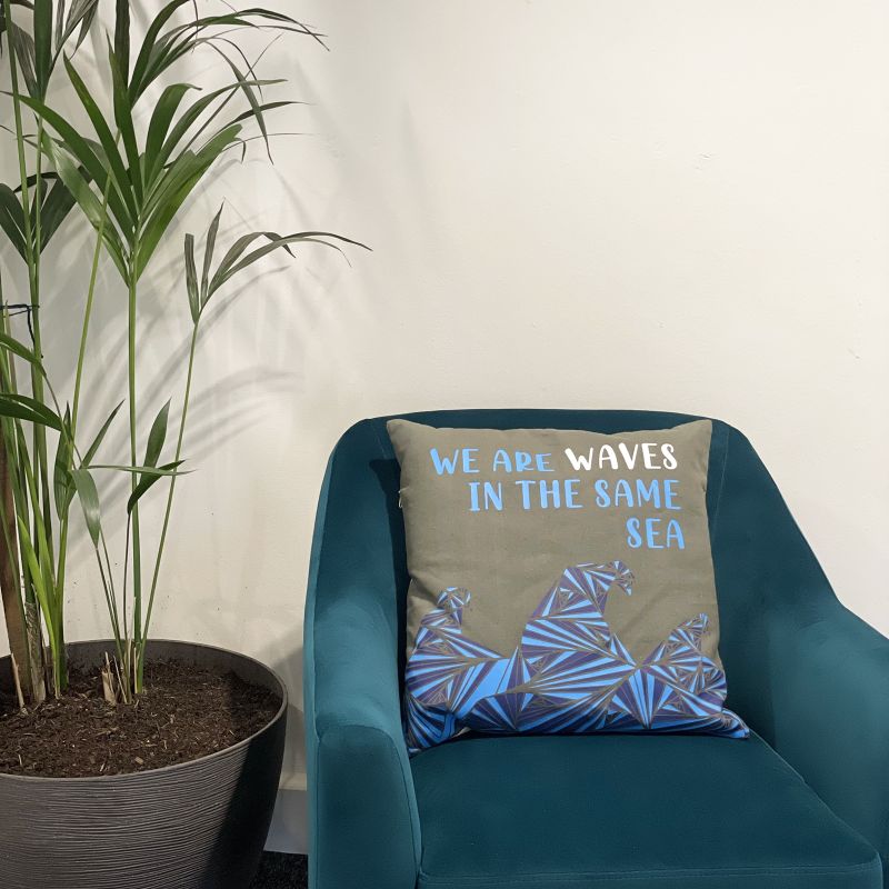 Housse de coussin en coton imprimé - We are Waves - Gris, bleu et naturel