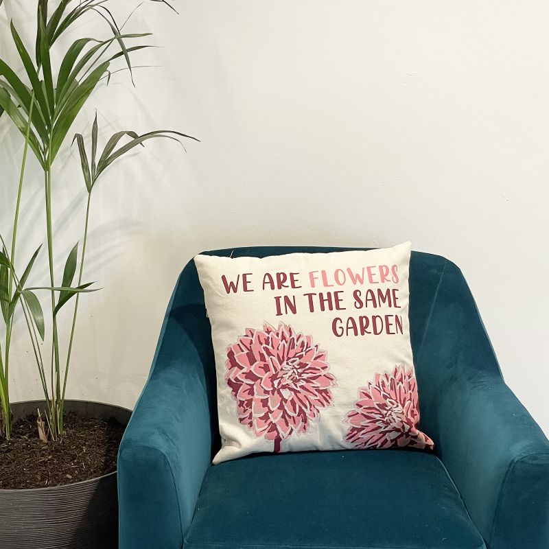 Housse de coussin en coton imprimé - We are Flowers - Olive, Rose et Naturel