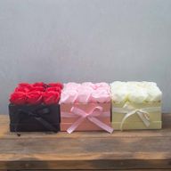 Bouquet Cadeau Fleur de Savon - 9 Roses Roses - Carré