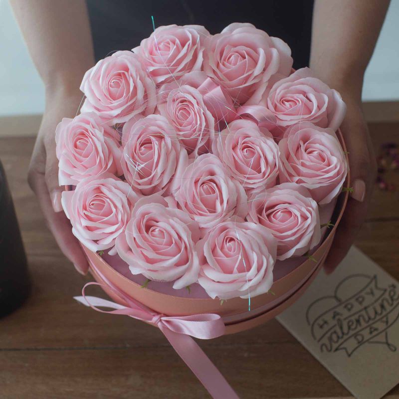 Bouquet Cadeau Fleur de Savon - 13 Roses Roses - Coeur