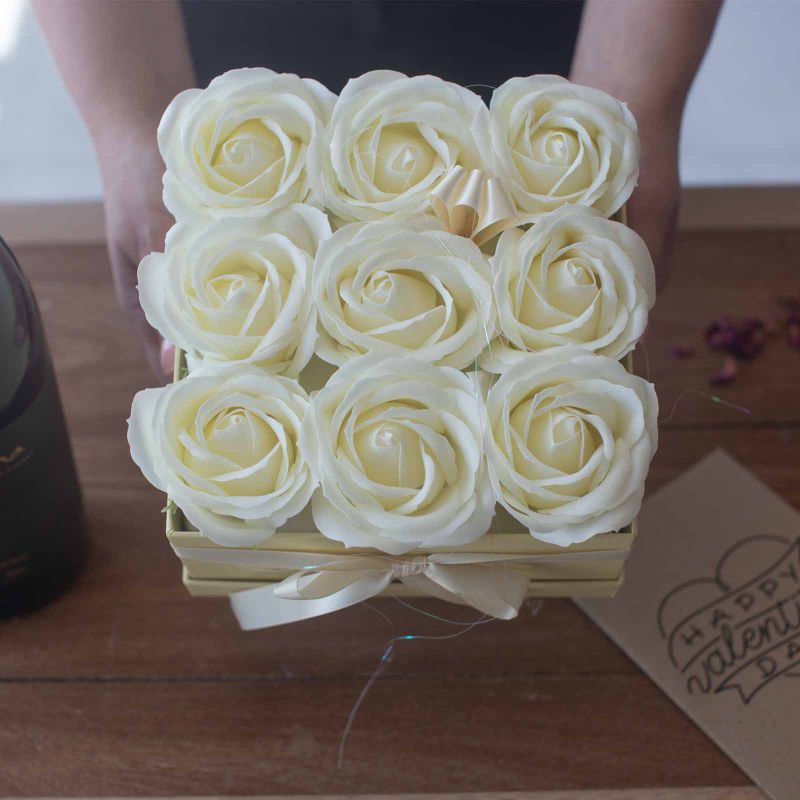 Bouquet Cadeau Fleur de Savon - 9 Roses Crème - Carré
