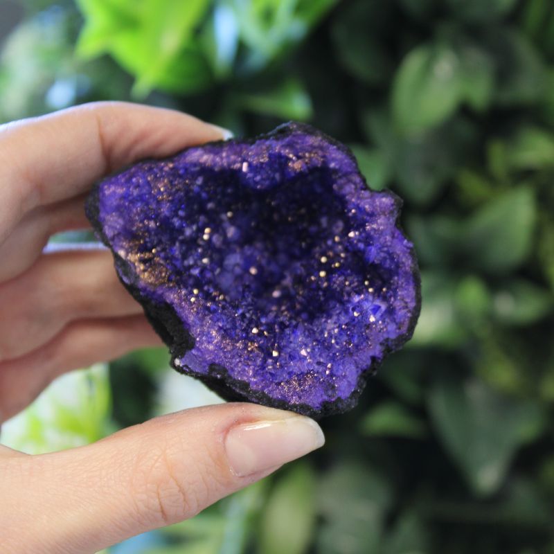 Géodes de calsite colorées - Roche noire - Bleue