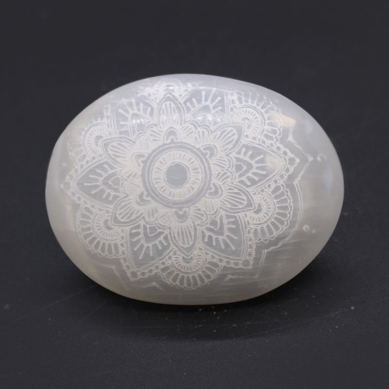 Pierre de palmier sélénite - Mandala gravé