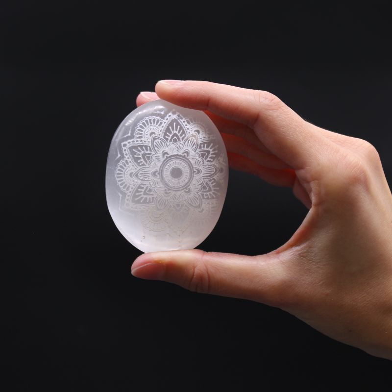 Pierre de palmier sélénite - Mandala gravé