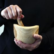 Mortier en teck avec maillet moyen.