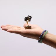 Mini Arbre en Pierres Précieuses sur Socle en Bois - Agate Noire (15 pierres)