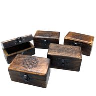 Pilulier en Bois 9x5x4cm - Motifs Sculptés - Modèles Assortis