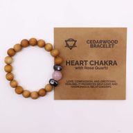 Bracelet Chakra du Coeur en Bois de Cèdre avec Quartz Rose
