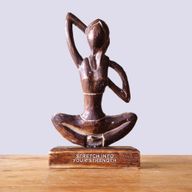 Statue Yoga en Bois  - Antique - Pose du Visage de Vache - « Étirez-vous et découvrez votre force intérieure »