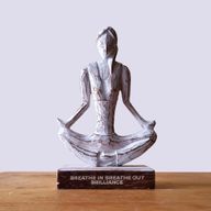 Statue Yoga en Bois - Blanchiment à la Chaux - Pose Facile - « Inspirez, Expirez, Brillez »