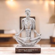Statue Yoga en Bois - Blanchiment à la Chaux - Pose Facile - « Inspirez, Expirez, Brillez »