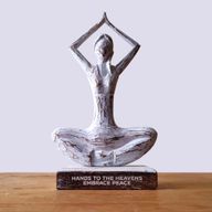 Statue Yoga en Bois - Blanchiment à la Chaux - Pose des Mains Levées - « Mains vers le ciel, recevez la paix »