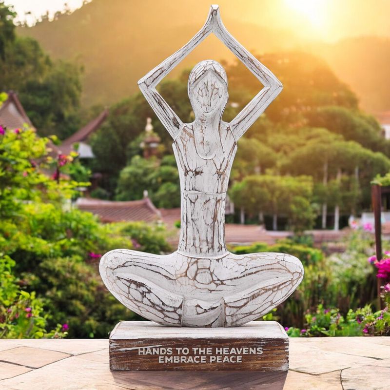 Statue Yoga en Bois - Blanchiment à la Chaux - Pose des Mains Levées - « Mains vers le ciel, recevez la paix »