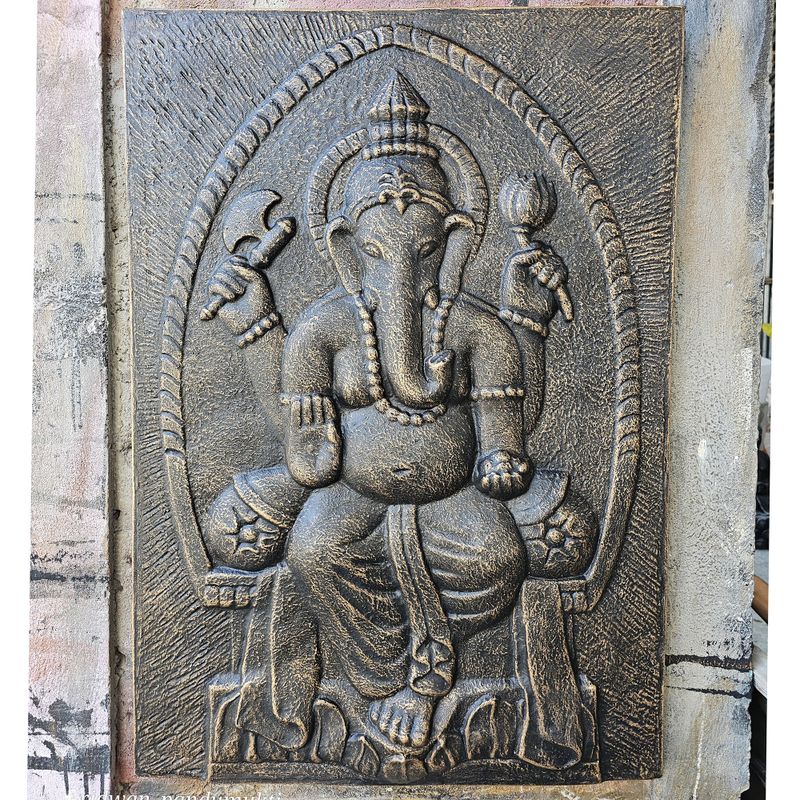 Grand Cadre en Ciment Fibré Ganpati en Relief Doré Antique - 0,7x1m