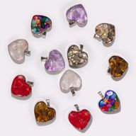 Pendentifs en Forme de Cœur avec Contour en Acier - 12 Éclats et Coquillages de Pierres Précieuses Assortis