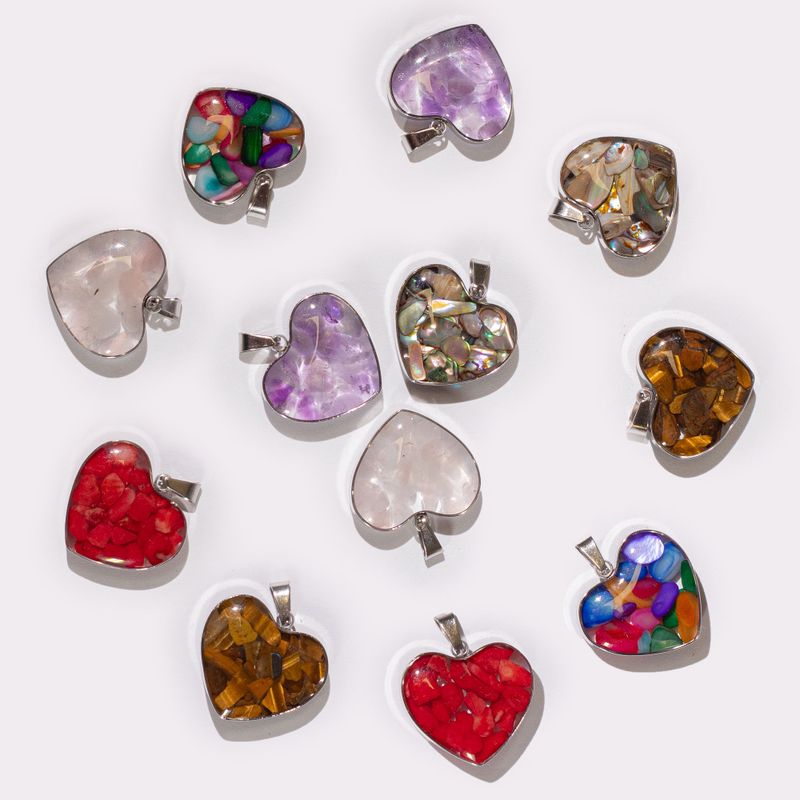 Pendentifs en Forme de Cœur avec Contour en Acier - 12 Éclats et Coquillages de Pierres Précieuses Assortis