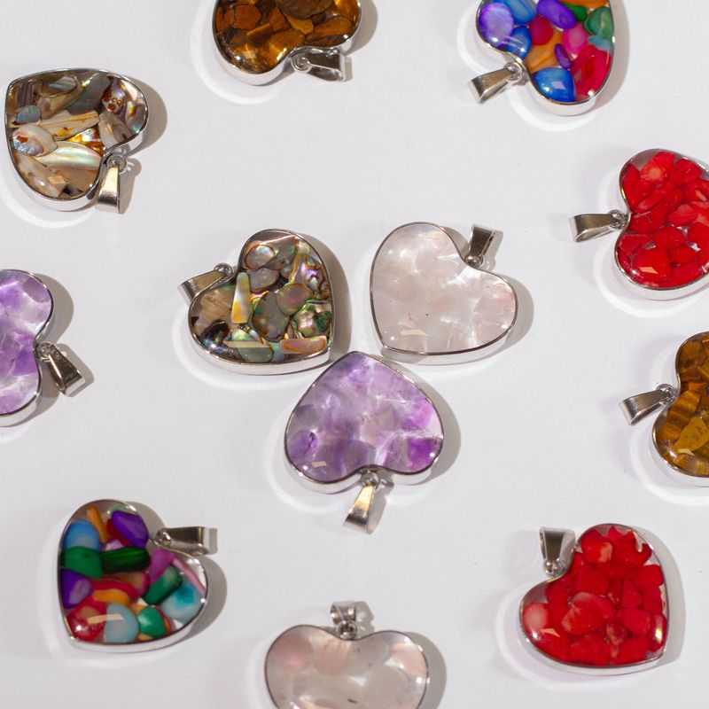 Pendentifs en Forme de Cœur avec Contour en Acier - 12 Éclats et Coquillages de Pierres Précieuses Assortis
