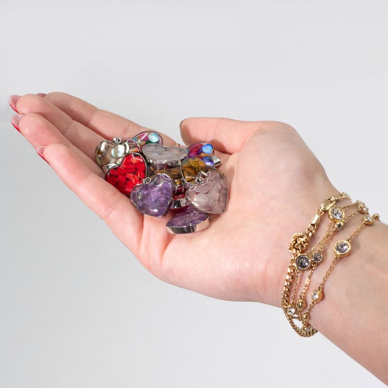 Pendentifs en Forme de Cœur avec Contour en Acier - 12 Éclats et Coquillages de Pierres Précieuses Assortis