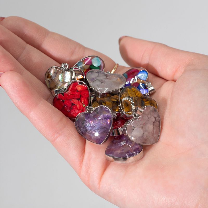 Pendentifs en Forme de Cœur avec Contour en Acier - 12 Éclats et Coquillages de Pierres Précieuses Assortis