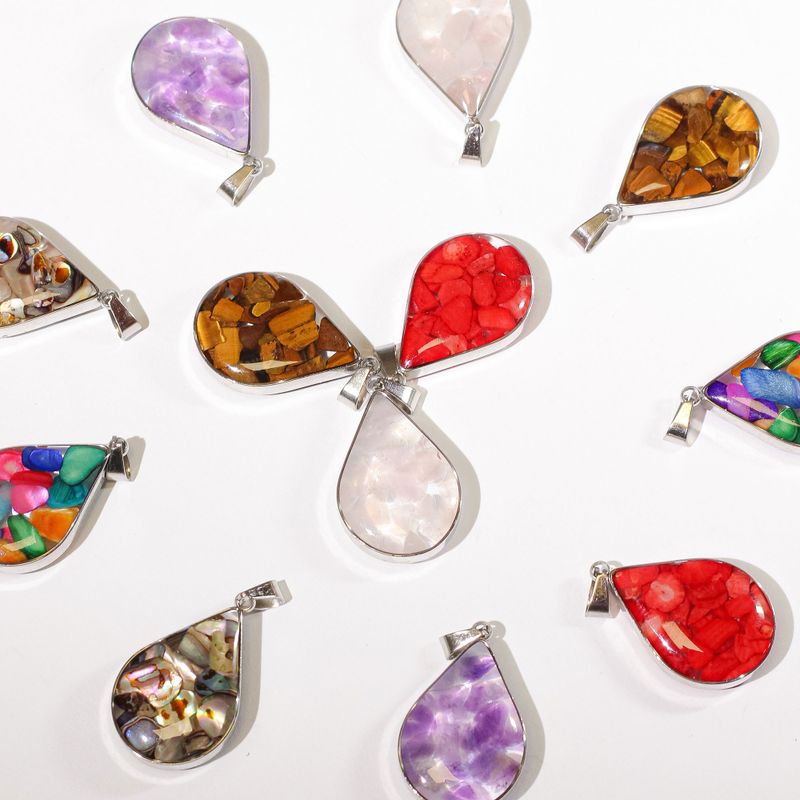 Pendentifs en Forme de Goutte avec Contour en Acier - 12 Éclats et Coquillages de Pierres Précieuses Assortis