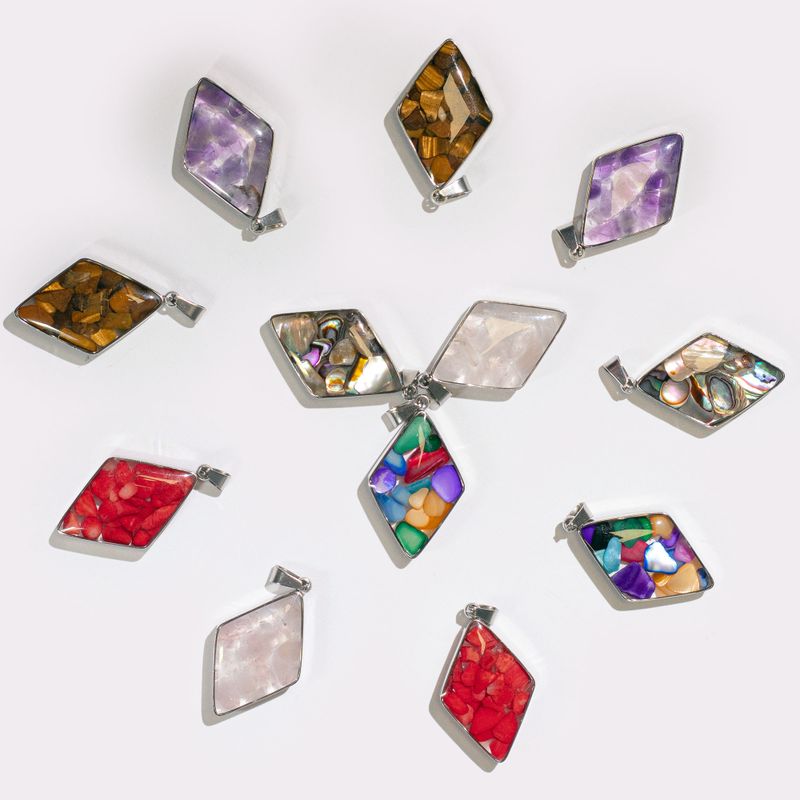 Pendentifs en Forme de Diamant avec Contour en Acier - 12 Éclats et Coquillages de Pierres Précieuses Assortis