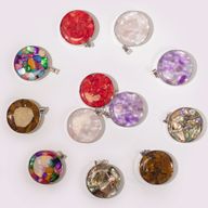 Pendentifs en Forme de Rond avec Contour en Acier - 12 Éclats et Coquillages de Pierres Précieuses Assortis