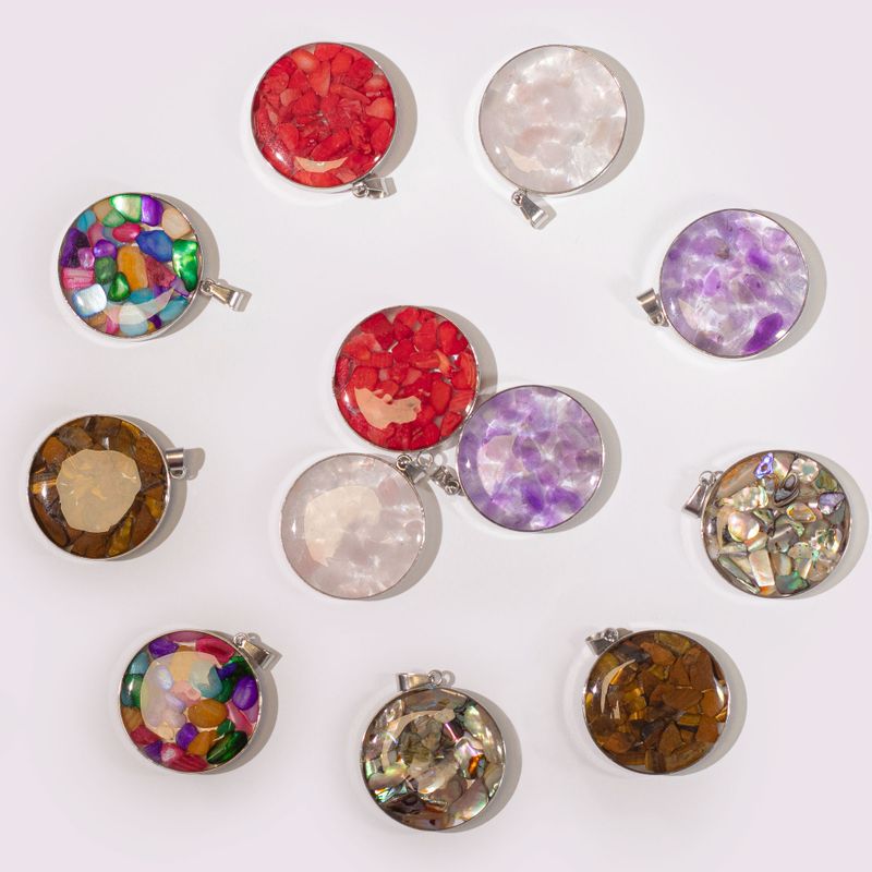 Pendentifs en Forme de Rond avec Contour en Acier - 12 Éclats et Coquillages de Pierres Précieuses Assortis
