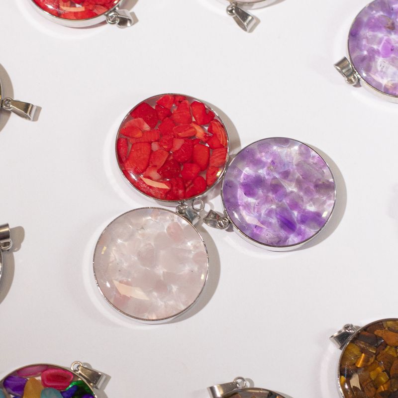 Pendentifs en Forme de Rond avec Contour en Acier - 12 Éclats et Coquillages de Pierres Précieuses Assortis