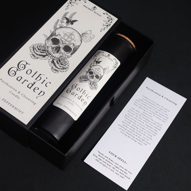 carte de sort rituel du Jardin gothique à côté de la bougie