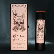 Bougie rituelle Gothic Garden affichée avec son emballage illustré