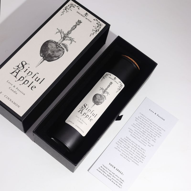 Bougie noire Sinful Apple avec bouchon en liège dans sa boîte-cadeau