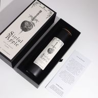 Bougie noire Sinful Apple avec bouchon en liège dans sa boîte-cadeau