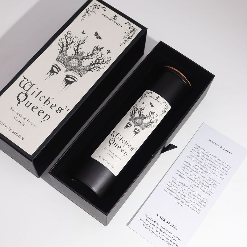 Bougie noire Reine des Sorcières avec bouchon en liège dans sa boîte-cadeau