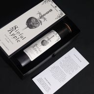 Carte de sort rituel Sinful Apple à côté de la bougie