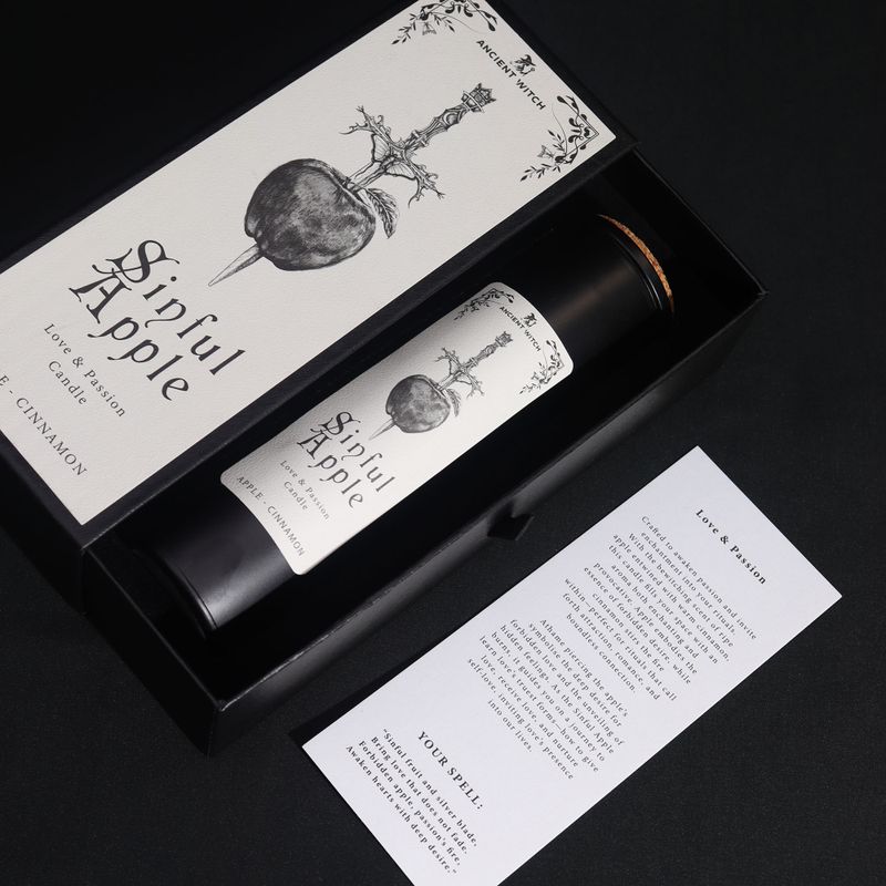 Carte de sort rituel Sinful Apple à côté de la bougie