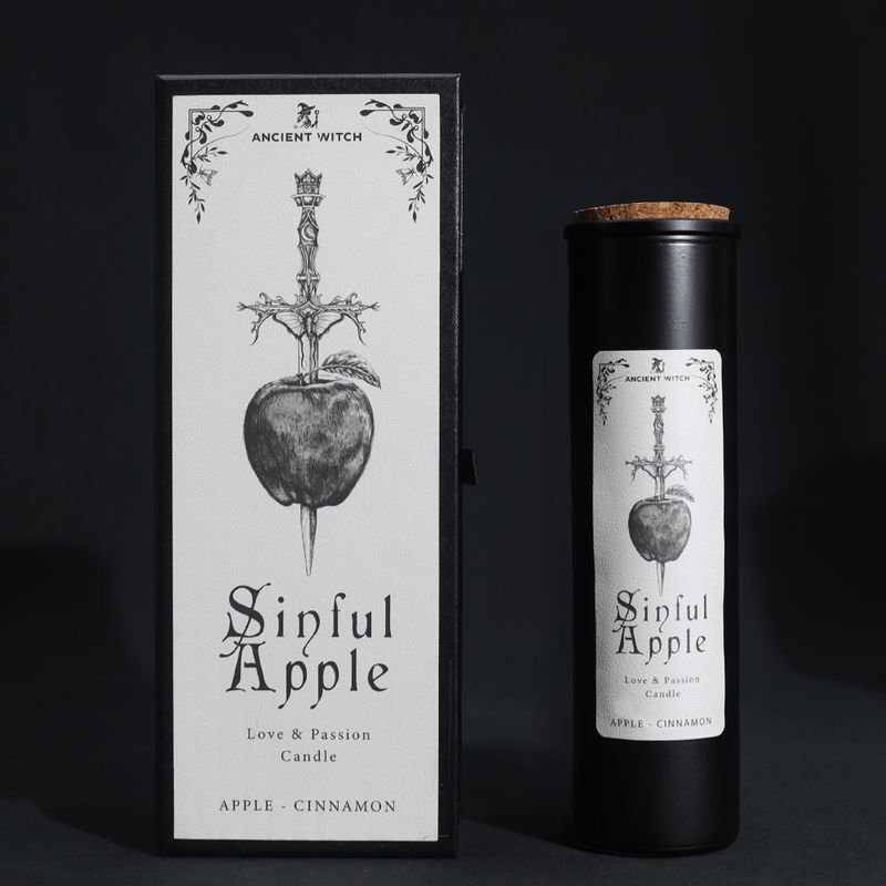 Bougie rituelle Pomme pécheresse et boîte cadeau de pomme percée par un athamé sur un fond noir