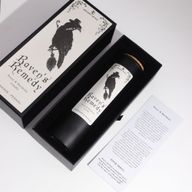 Raven's Remedy bougie noire avec couvercle en liège dans sa boîte-cadeau